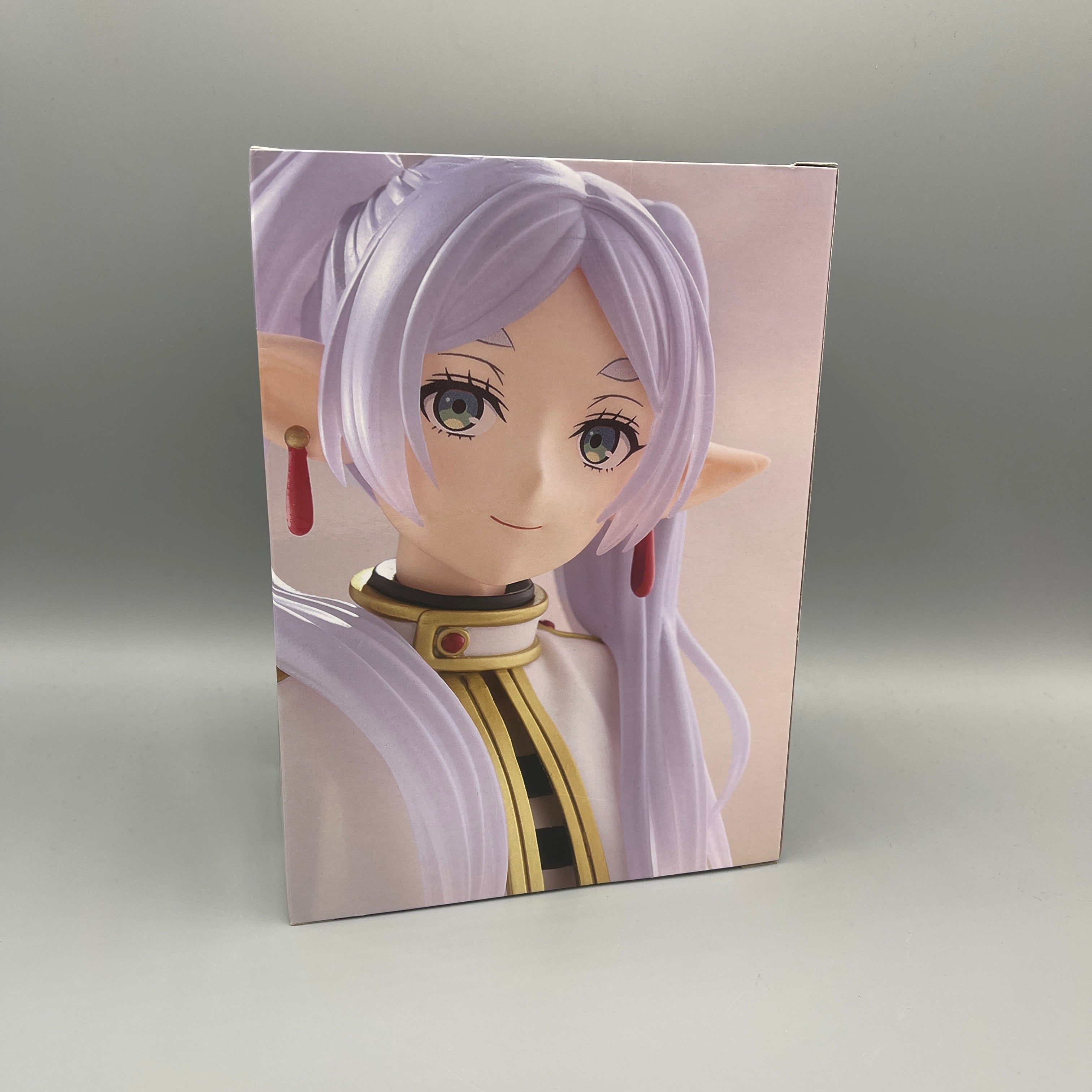 Taito Desktop Cute - Frieren: Beyond Journey's End - Frieren Suitcase Ver. Figure